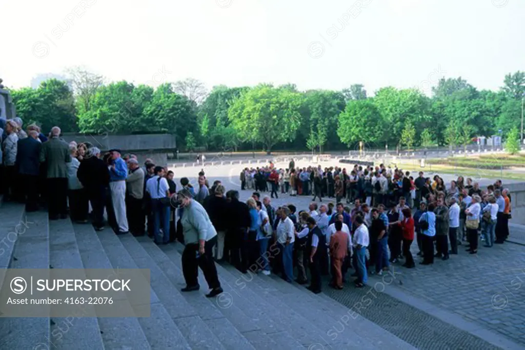 Germany, Berlin, Reichstag Building, Line Of People To Visit Glass Cupola
