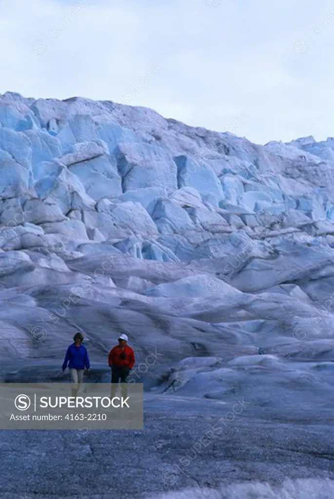USA, ALASKA, NEAR JUNEAU, MENDENHALL GLACIER, TOURISTS ON ICE