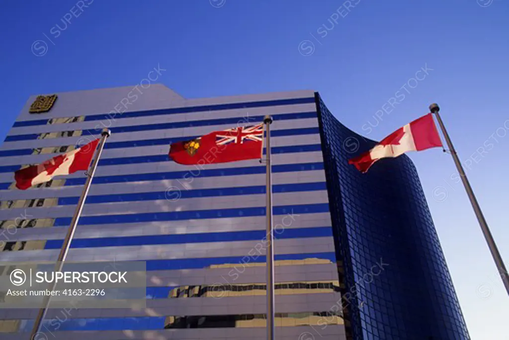 CANADA, ONTARIO, TORONTO, DOWNTOWN, MODERN ARCHITECTURE WITH FLAGS