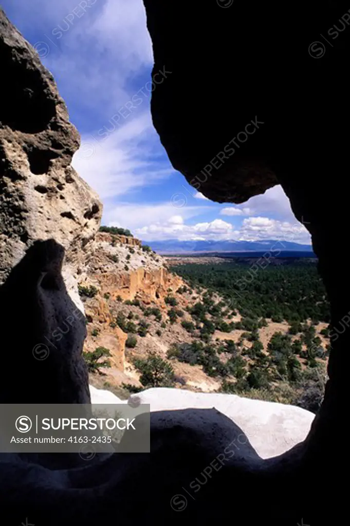 NEW MEXICO, TSANKAWI RUINS ANASAZI SETTLEMENT, ca 1400, VIEW OUT OF CAVE DWELLING