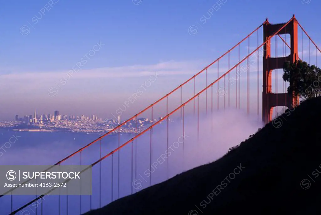 USA, CALIFORNIA, SAN FRANCISCO, GOLDEN GATE BRIDGE WITH FOG ROLLING IN