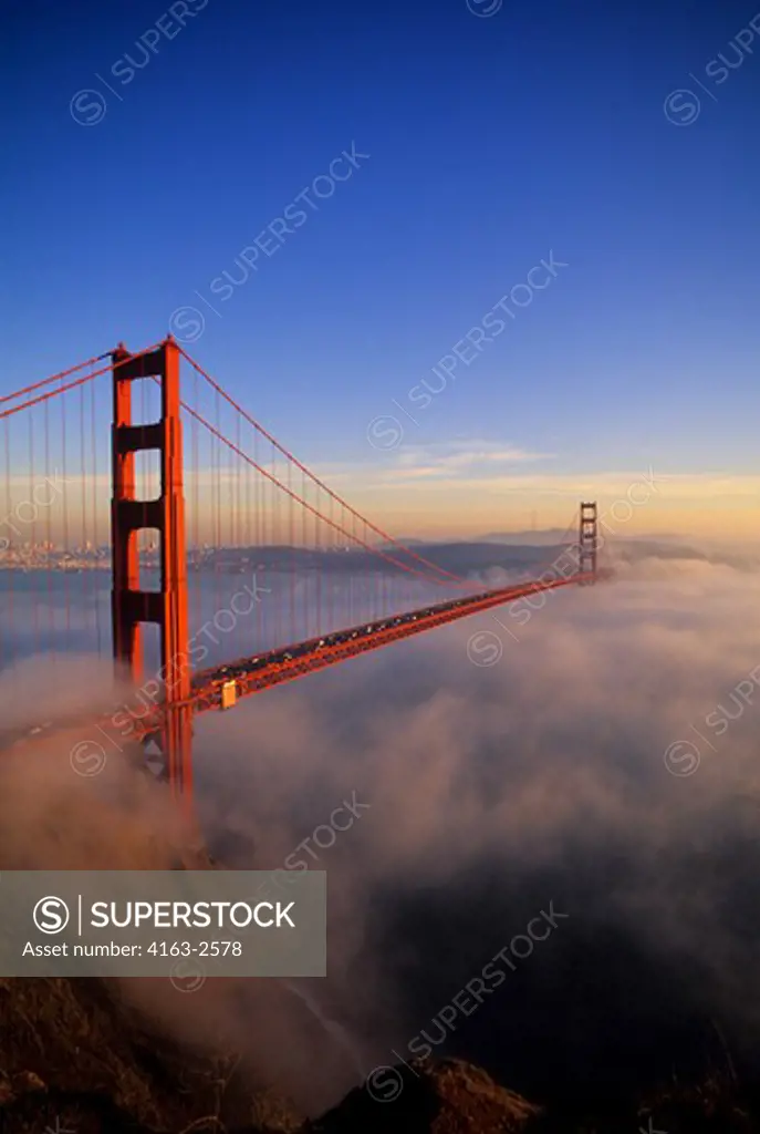 USA, CALIFORNIA, SAN FRANCISCO, GOLDEN GATE BRIDGE WITH FOG ROLLING IN