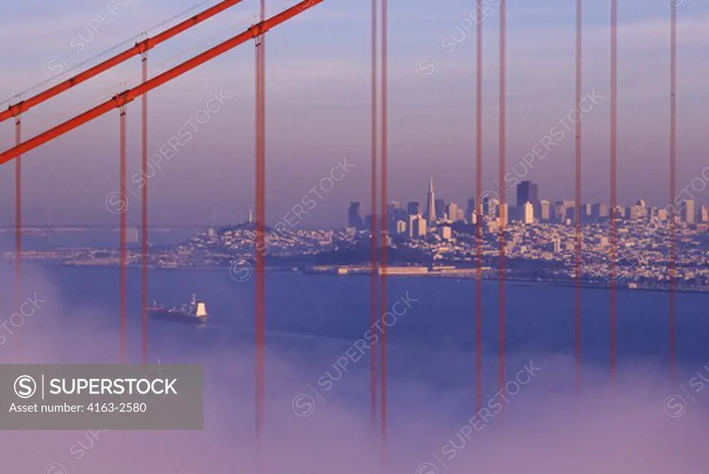 USA, CALIFORNIA, SAN FRANCISCO, GOLDEN GATE BRIDGE WITH FOG ROLLING IN, DETAIL