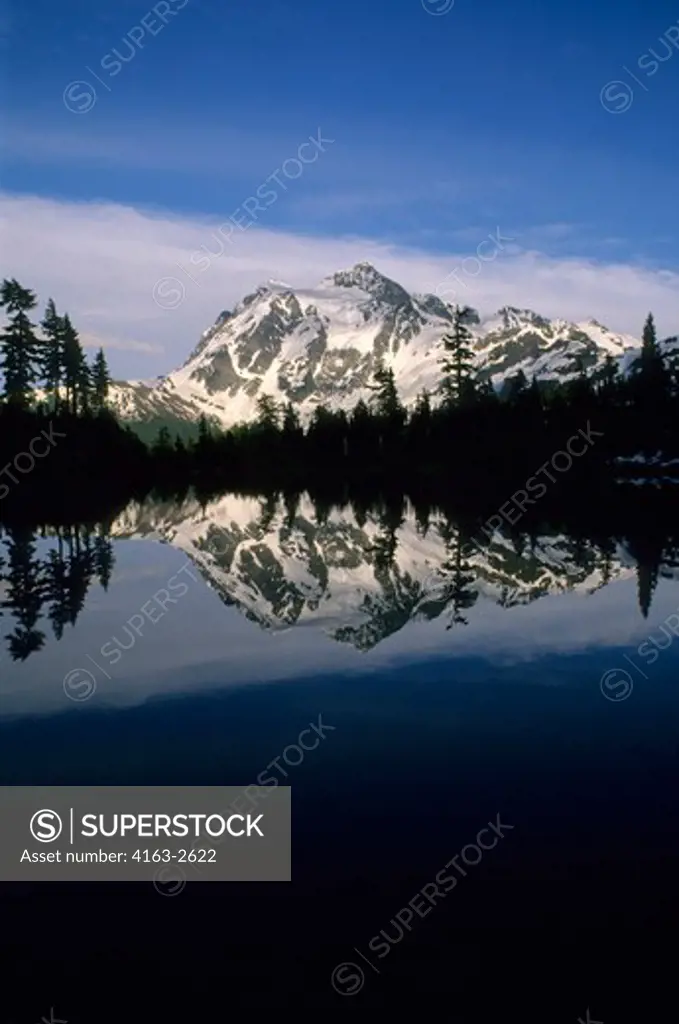 USA, WASHINGTON, MOUNT BAKER NATIONAL FOREST, HEATHER MEADOWS, PICTURE LAKE, VIEW OF MOUNT SHUKSAN (NORTH CASCADES NATIONAL PARK)