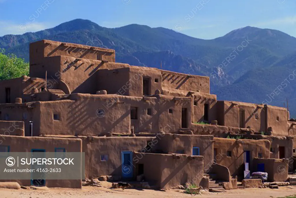 USA, NEW MEXICO, TAOS PUEBLO, OLDEST CONTINUOUSLY SETTLED COMMUNITY IN U.S.