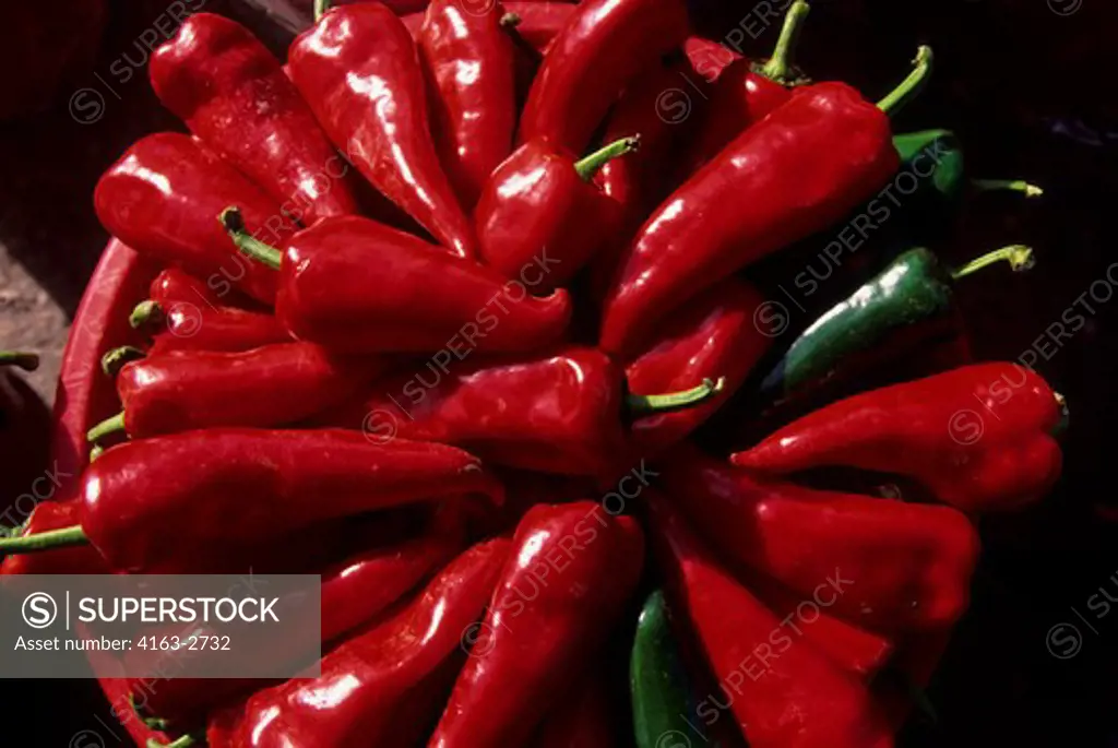 CANADA, ONTARIO, WATERLOO COUNTRY MARKET, CLOSE-UP OF PEPPERS