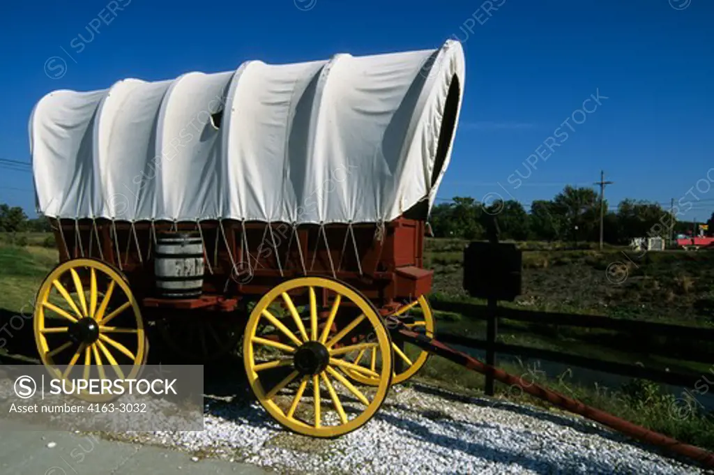 USA, KANSAS, FLINT HILLS, COUNCIL GROVE, PRAIRIE TOWN, CONESTOGA WAGON