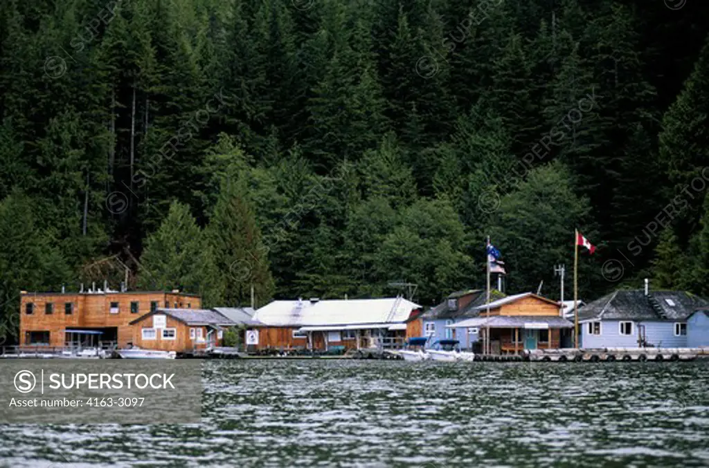 CANADA, BRITISH COLUMBIA, KNIGHT INLET FJORD, VIEW OF KNIGHT INLET LODGE