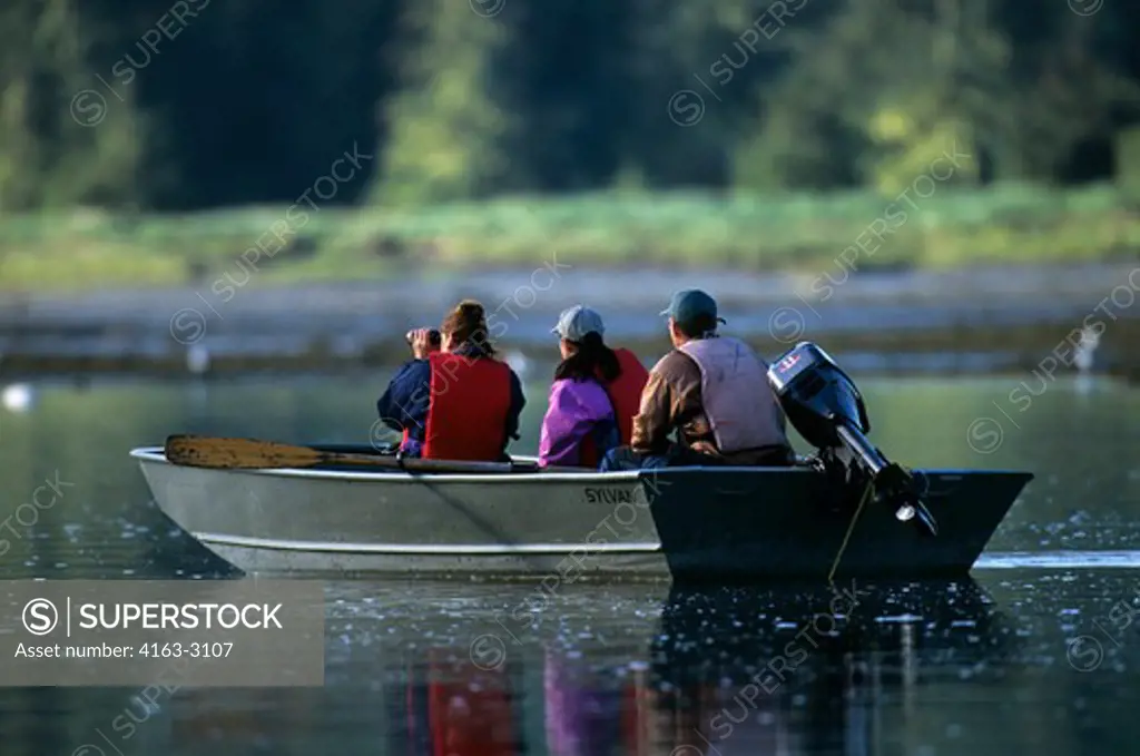 CANADA, BRITISH COLUMBIA, KNIGHT INLET, TOURISTS IN BOAT