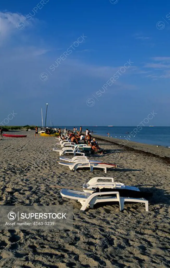 USA, FLORIDA, MIAMI, KEY BISCAYNE, BILL BAGGS CAPE FLORIDA STATE PARK, BEACH, LOUNGE CHAIRS