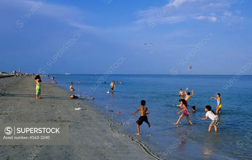 USA, FLORIDA, MIAMI, KEY BISCAYNE, BILL BAGGS CAPE FLORIDA STATE PARK, PEOPLE ON BEACH