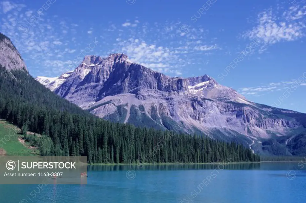 CANADA, BRITISH COLUMBIA, YOHO NATIONAL PARK, EMERALD LAKE, CANOES