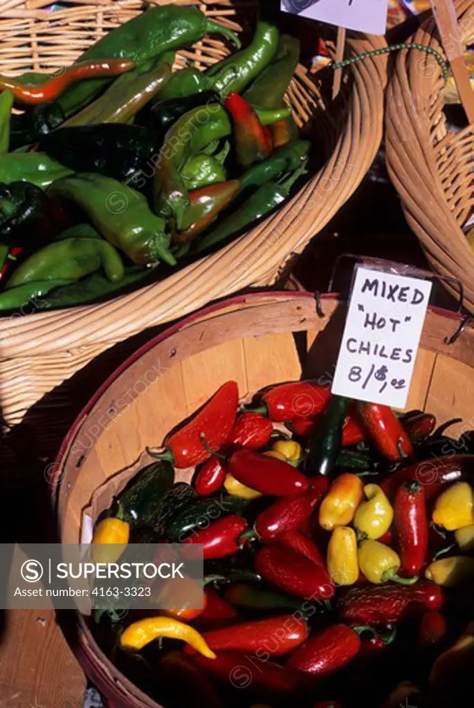 USA, WASHINGTON, REDMOND, FARMER'S MARKET, PRODUCE STAND, CHILI PEPPERS IN BASKETS