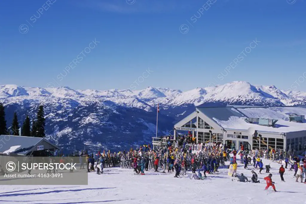 CANADA, BRITISH COLUMBIA, WHISTLER, BLACKCOMB MOUNTAIN, VIEW OF THE RENDEZVOUS LODGE, SKIERS