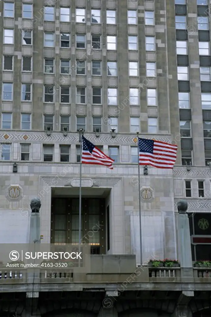 USA, ILLINOIS, CHICAGO, DOWNTOWN, MERCHANDISE MART BUILDING, AMERICAN FLAGS