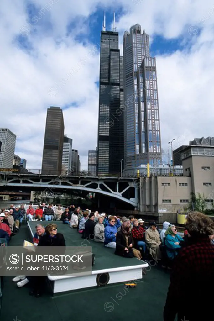 USA, ILLINOIS, CHICAGO, DOWNTOWN, CHICAGO RIVER, TOURISTS ON TOUR BOAT, SEARS TOWER