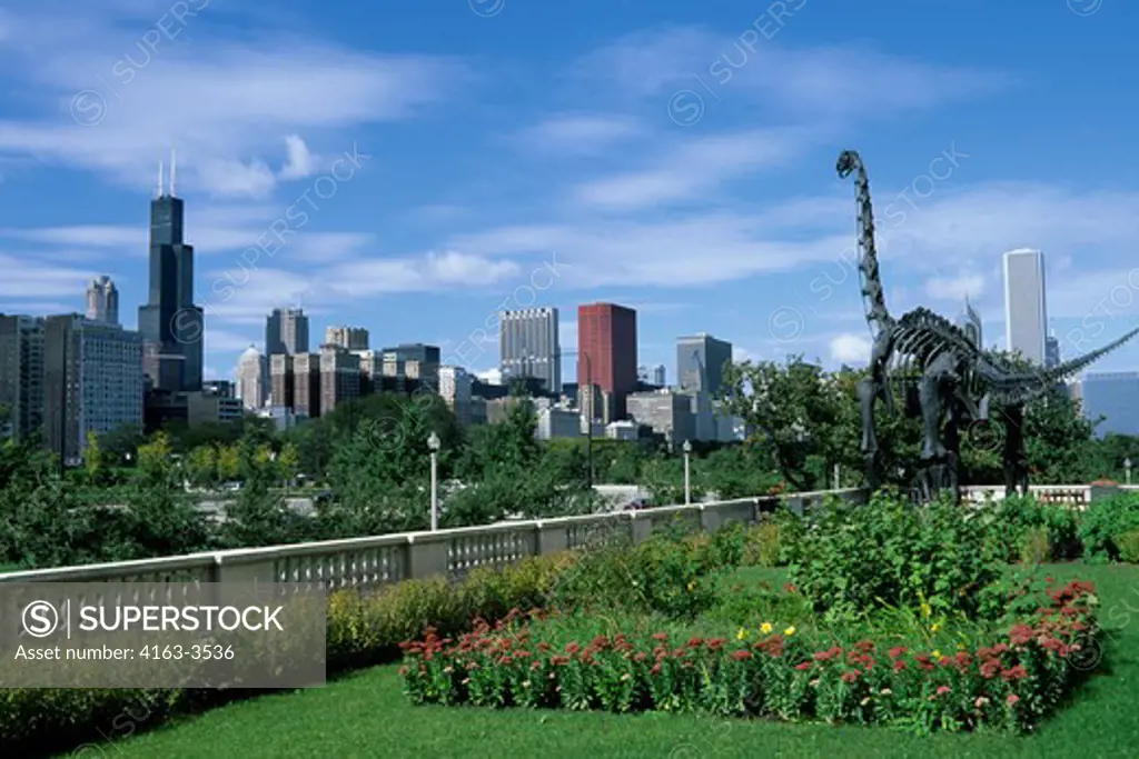 USA, ILLINOIS, CHICAGO, FIELD MUSEUM OF NATURAL HISTORY, VIEW OF SKYLINE, DINOSAUR STATUE