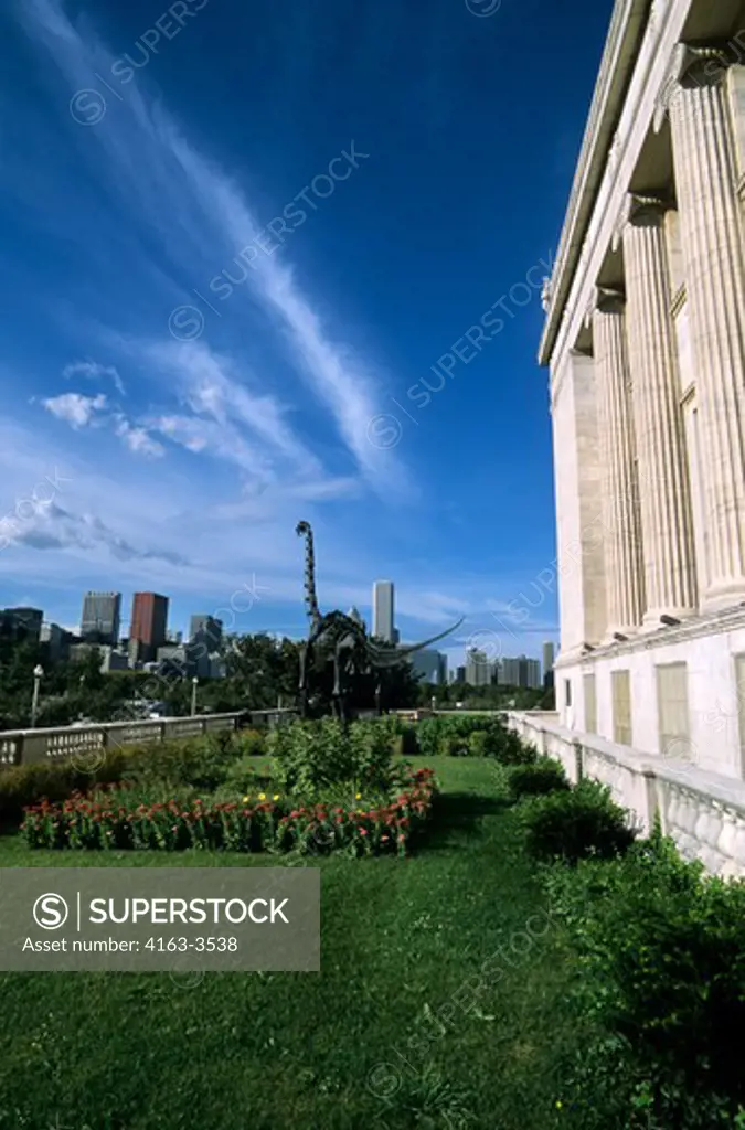 USA, ILLINOIS, CHICAGO, FIELD MUSEUM OF NATURAL HISTORY, VIEW OF SKYLINE, DINOSAUR STATUE