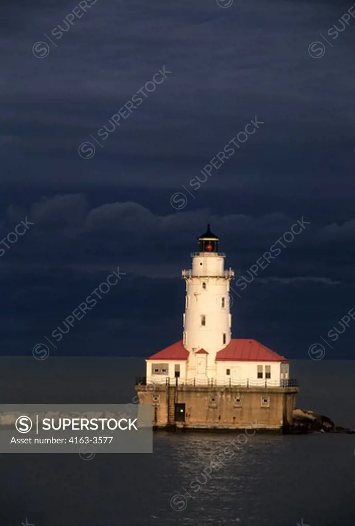 USA, ILLINOIS, CHICAGO, LAKE MICHIGAN, VIEW OF LIGHTHOUSE AT HARBOR ENTRANCE