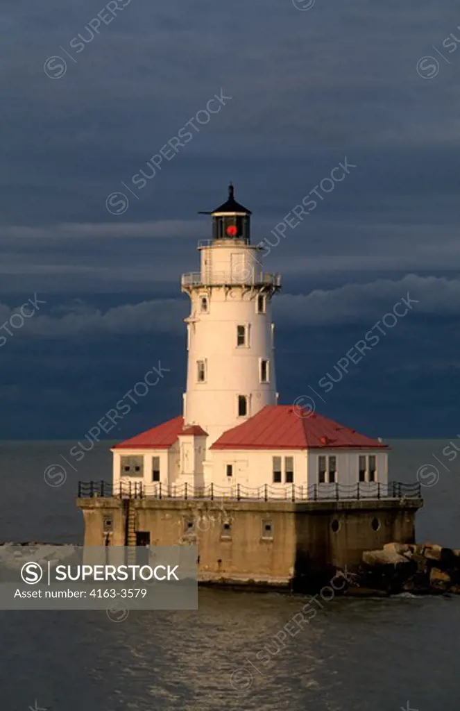 USA, ILLINOIS, CHICAGO, LAKE MICHIGAN, VIEW OF LIGHTHOUSE AT HARBOR ENTRANCE