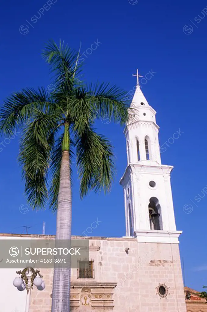 MEXICO, SINALOA, EL FUERTE, TOWN SQUARE, CATHOLIC CHURCH, ROYAL PALM TREE