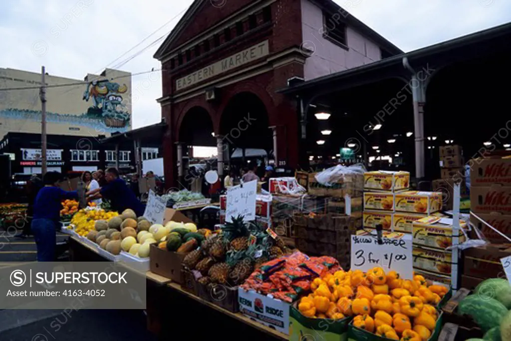 USA, MICHIGAN, DETROIT, EASTERN MARKET, FRUIT AND PRODUCE STAND