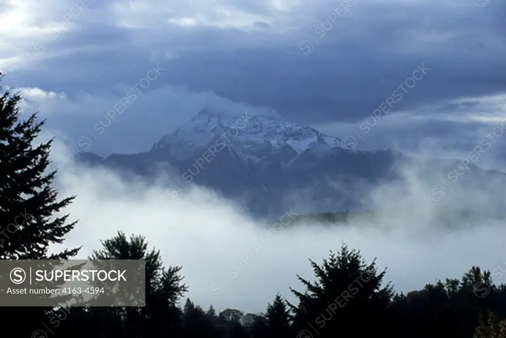 CANADA, B.C., HARRISON HOT SPRINGS, MOUNTAINS IN THE MIST