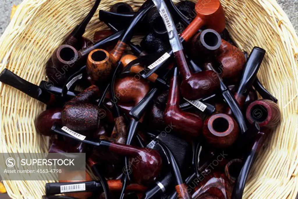 USA, MICHIGAN, NEAR DETROIT, BIRMINGHAM, CHURCHILLS, TOBACCO STORE, PIPES IN BASKET