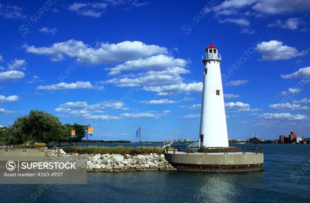 USA, MICHIGAN, DETROIT, ATWATER STATE PARK, LIGHTHOUSE.