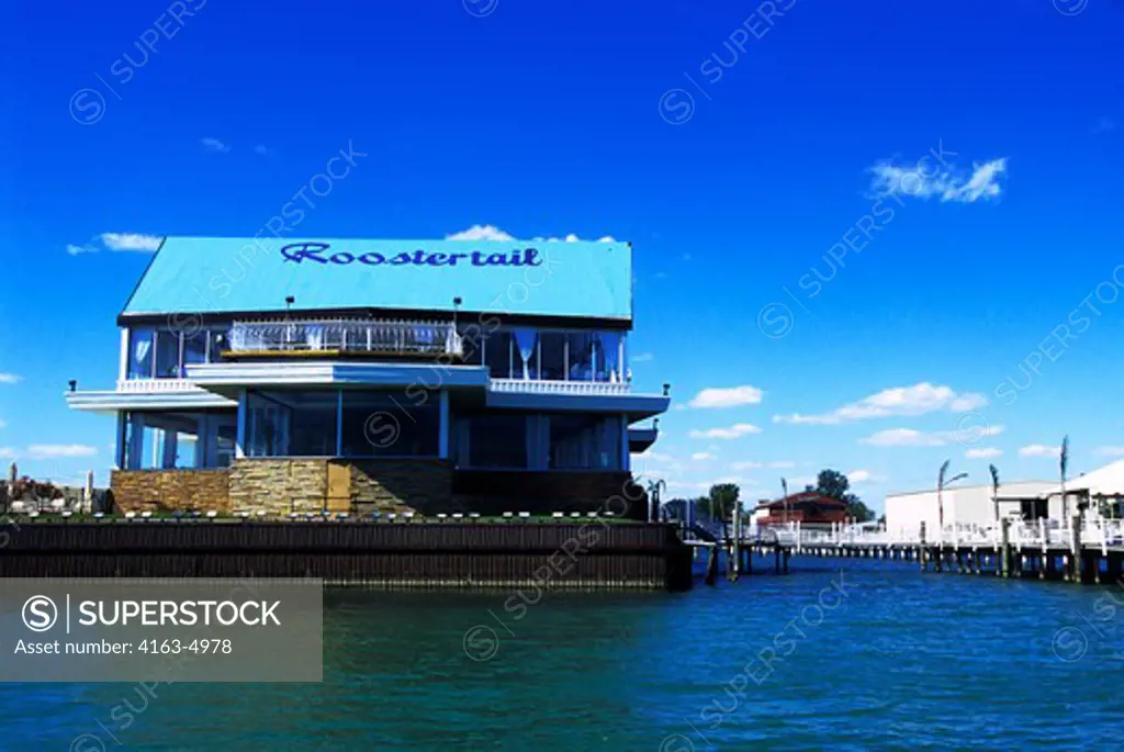 USA, MICHIGAN, DETROIT RIVER, ROOSTERTAIL AND SINBAD'S RESTAURANTS