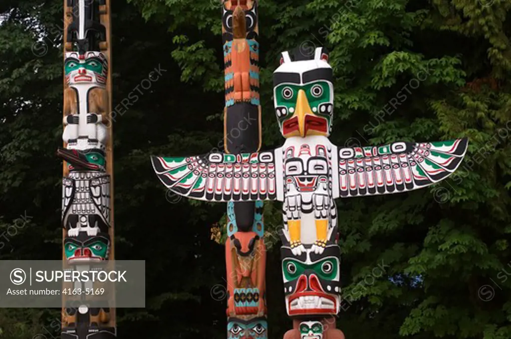CANADA, BRITISH COLUMBIA, VANCOUVER, STANLEY PARK, TOTEM POLES, THUNDERBIRD HOUSE POST
