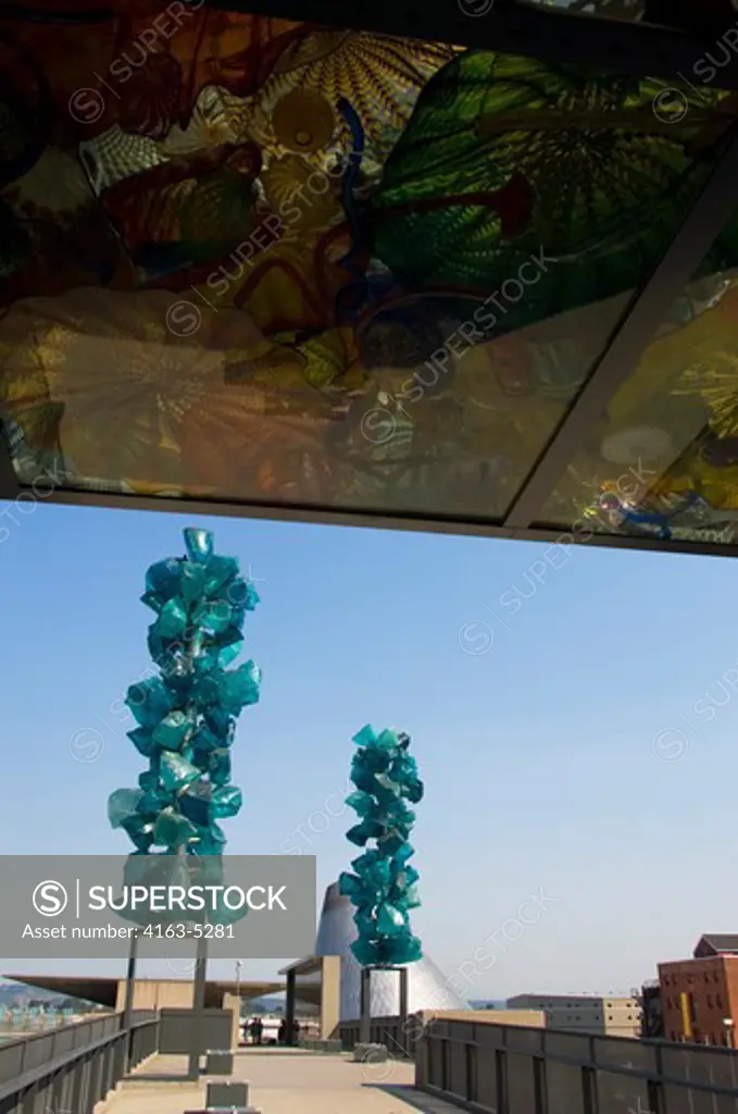 USA, WASHINGTON STATE, TACOMA, MUSEUM OF GLASS, CHIHULY BRIDGE OF GLASS, GLASS SCULPTURE, TUNNEL, JANE'S HOT SHOP TOWER IN BACKGROUND