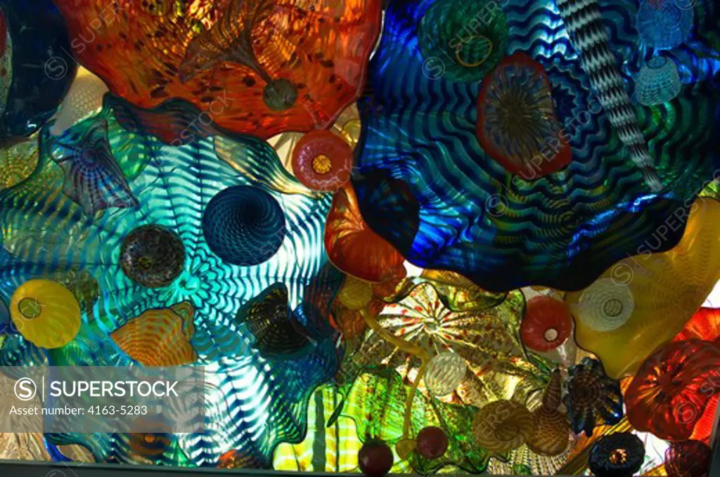 USA, WASHINGTON STATE, TACOMA, MUSEUM OF GLASS, CHIHULY BRIDGE OF GLASS, TUNNEL, VIEW OF GLASS ART IN CEILING