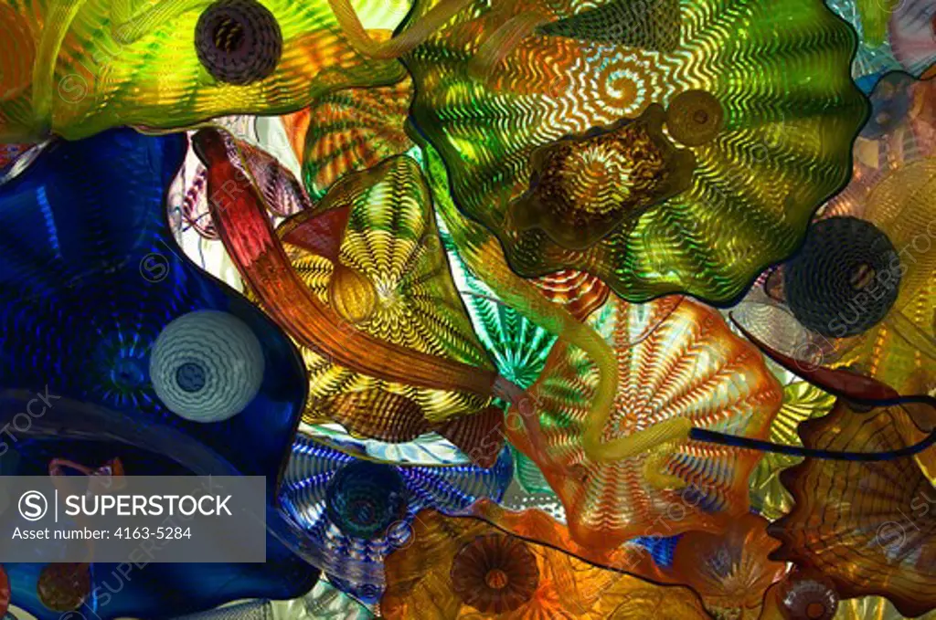 USA, WASHINGTON STATE, TACOMA, MUSEUM OF GLASS, CHIHULY BRIDGE OF GLASS, TUNNEL, VIEW OF GLASS ART IN CEILING