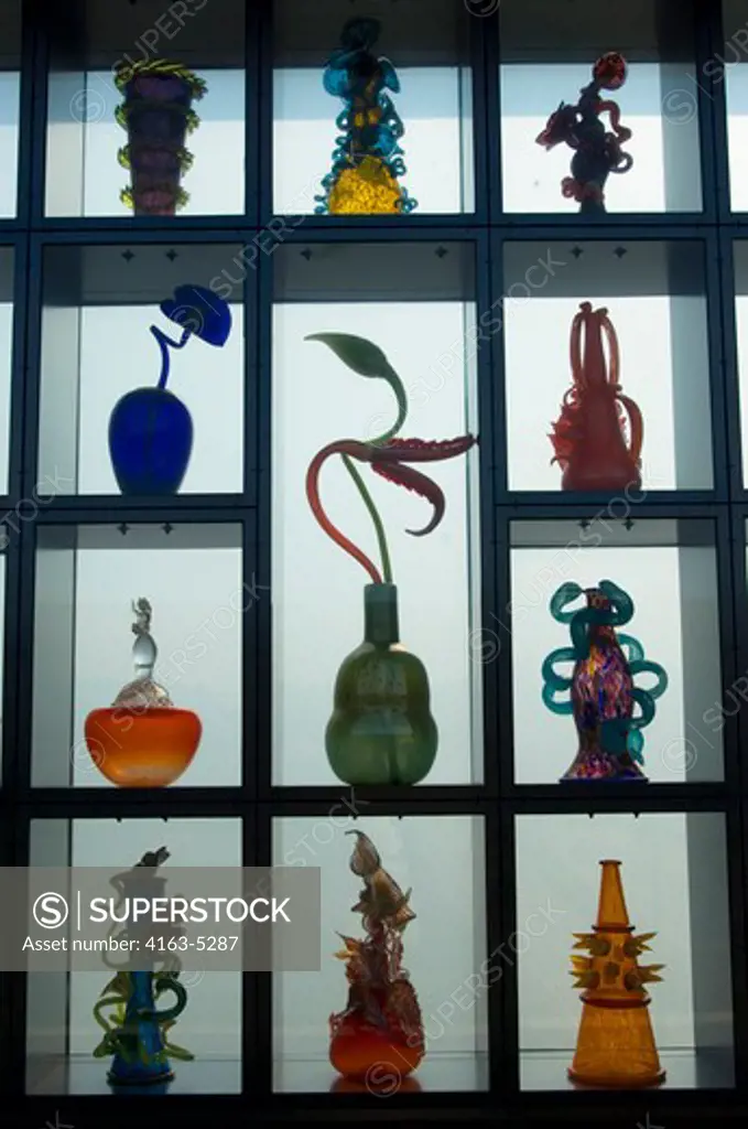 USA, WASHINGTON STATE, TACOMA, MUSEUM OF GLASS, CHIHULY BRIDGE OF GLASS, GLASS ART IN SIDE PANNELS