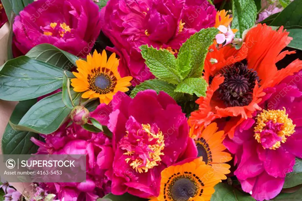 USA, WASHINGTON, SEATTLE, PIKE PLACE MARKET, FLOWER BOUQUET WITH PEONIES, SUNFLOWERS AND POPPIES