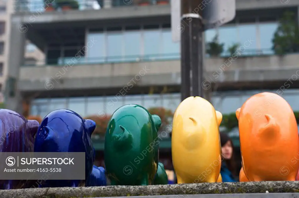 USA, WASHINGTON STATE, SEATTLE, PIKE PLACE MARKET, COLORFUL PIGGY BANKS FOR SALE