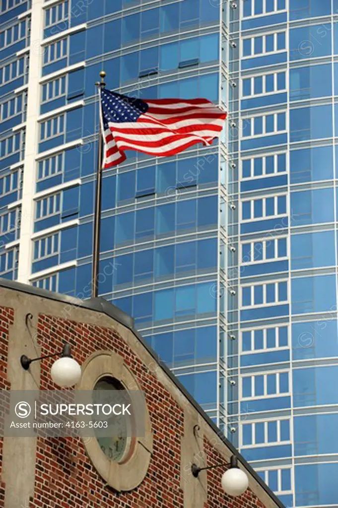 USA, WASHINGTON STATE, SEATTLE, PIKE PLACE MARKET, AMERICAN FLAG WITH MODERN SKYSCRAPER IN BACKGROUND