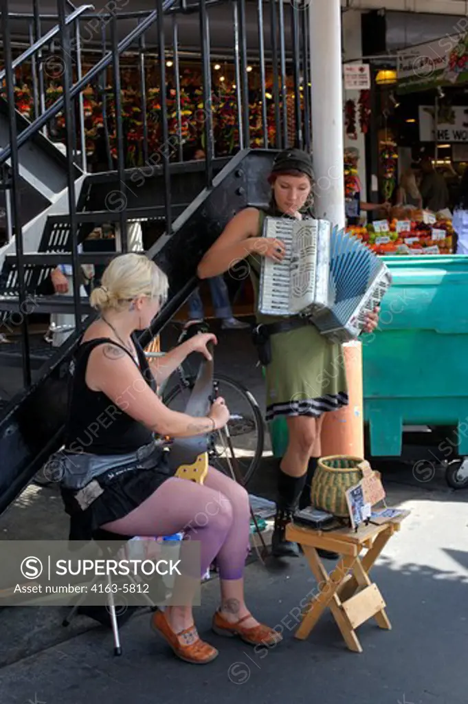USA, WASHINGTON STATE, SEATTLE, PIKE PLACE MARKET. STREET PERFORMERS PLAYING ACCORDION AND SAW