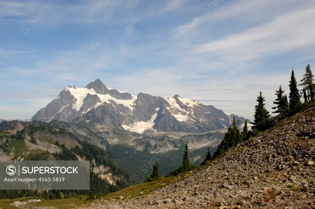 USA, WASHINGTON STATE, MT. BAKER - SNOQUALMIE NATIONAL FOREST, CHAIN LAKES TRAIL, MT. SHUKSAN IN BACKGROUND