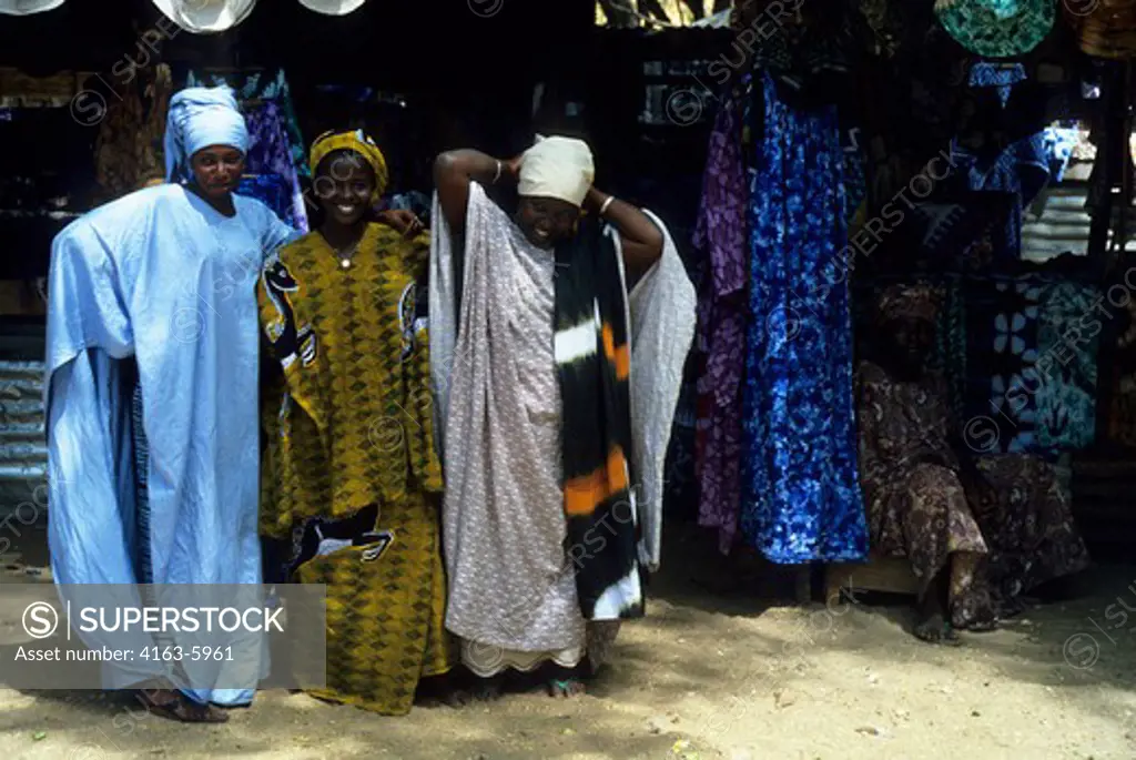 AFRICA, GAMBIA, BANJUL, MARKET WITH WOMEN IN COLORFUL TRADITIONAL DRESS