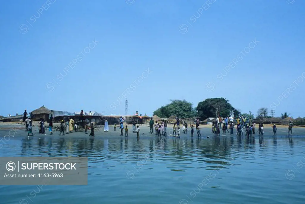 AFRICA, GAMBIA, GAMBIA RIVER, FISHING VILLAGE