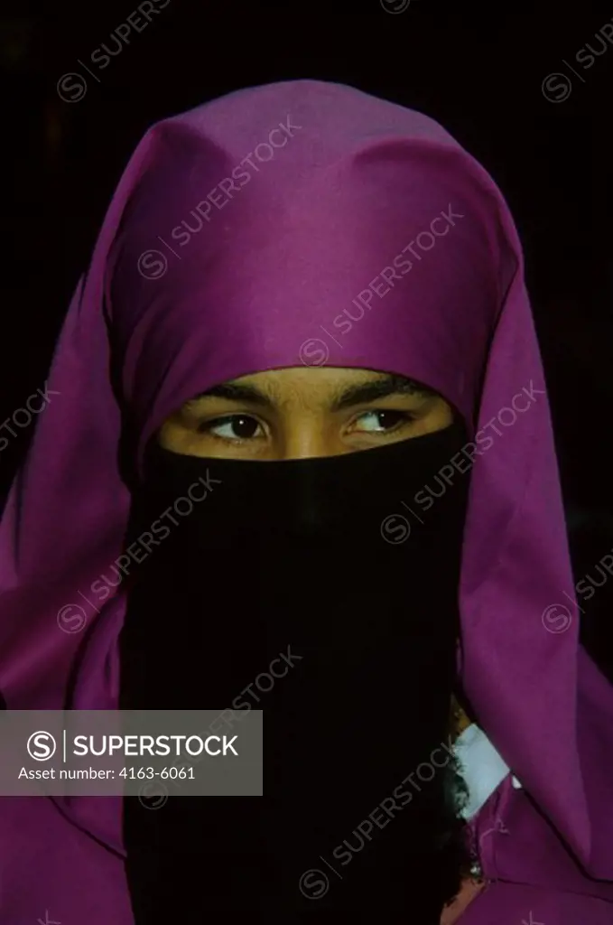 MOROCCO, MARRAKESH, MEDINA (OLD TOWN), PORTRAIT OF TRADITIONAL MUSLIM WOMAN WITH VEIL