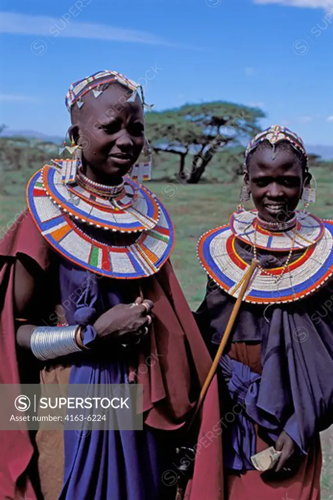 TANZANIA, SERENGETI, MASAI GIRLS