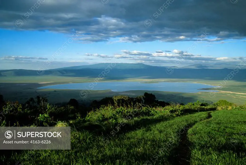 TANZANIA, NGORONGORO CRATER, OVERVIEW FROM CRATER RIM