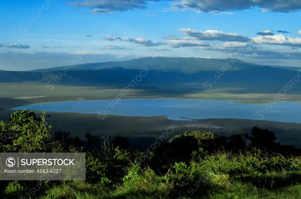 TANZANIA, NGORONGORO CRATER, OVERVIEW FROM CRATER RIM