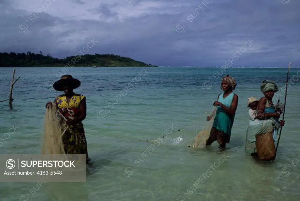 MADAGASCAR, ILE AUX NATTES, LOCAL WOMEN FISHING