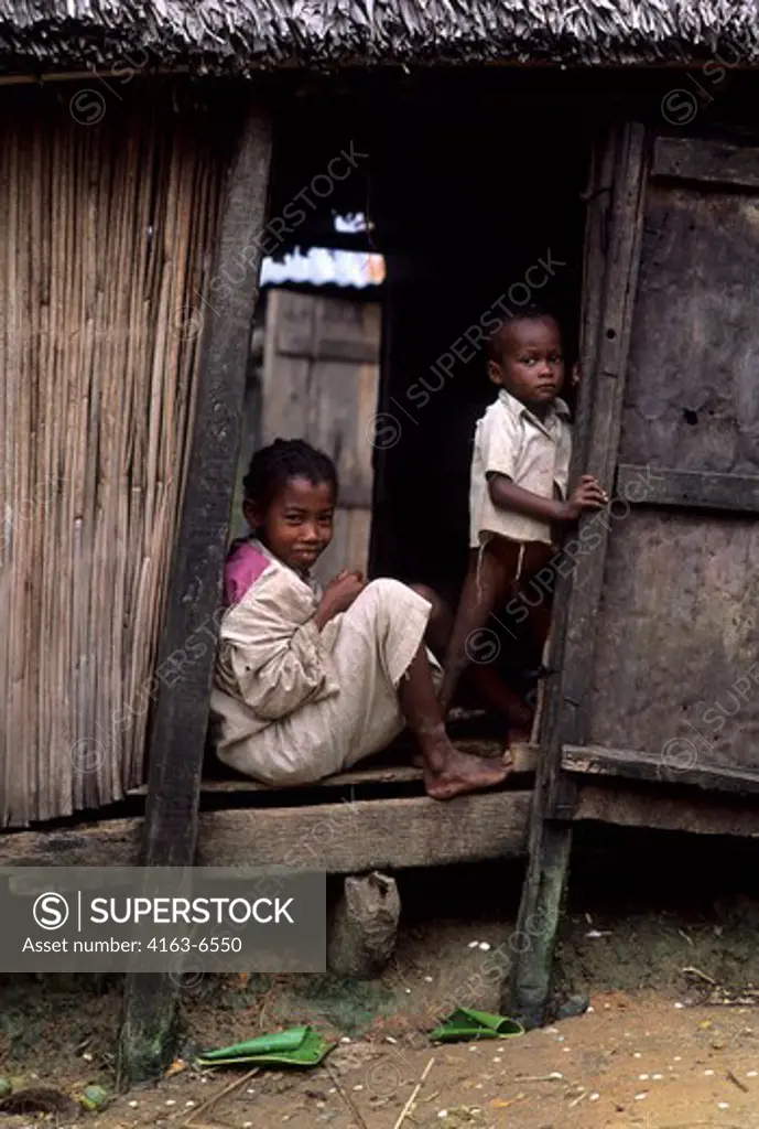 MADAGASCAR, ILE AUX NATTES, VILLAGE SCENE, LOCAL CHILDREN