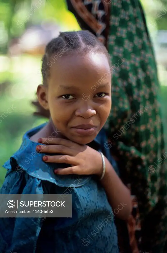 TANZANIA, ZANZIBAR ISLAND, PORTRAIT OF LOCAL GIRL