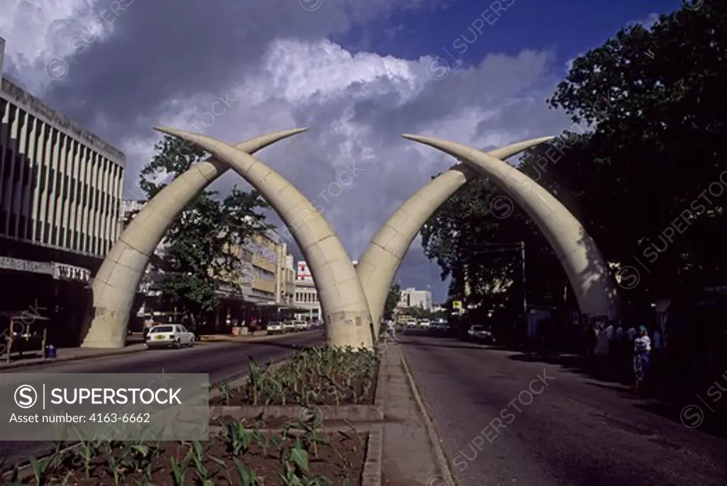 KENYA, MOMBASA, ELEPHANT TUSK WELCOMING SIGN, GATE